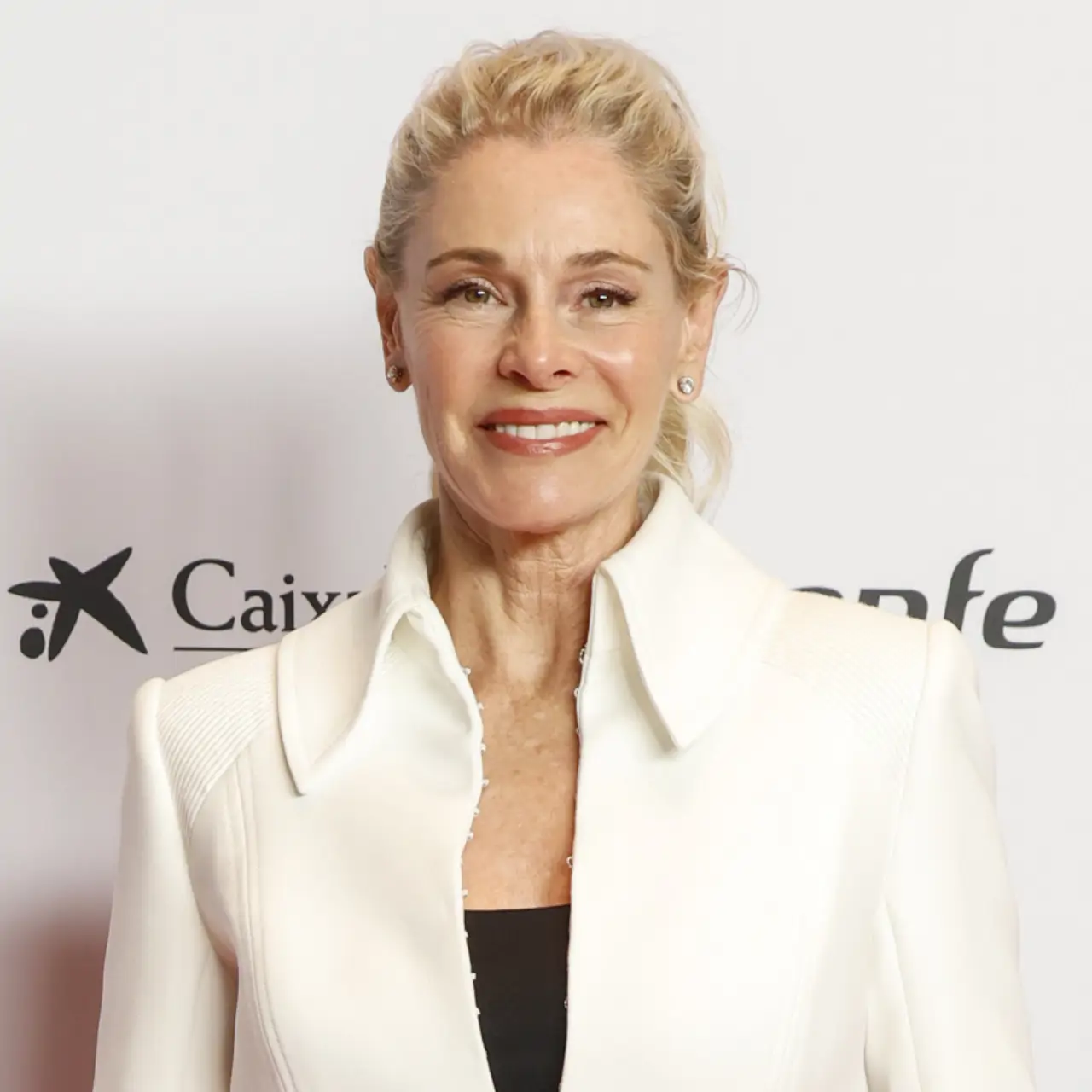 Belén Rueda (61 años): «Me gusta caminar, nadar y mantenerme activa. Creo que lo importante no es tanto hacer muchísimo ejercicio como encontrar una actividad que puedas mantener en el tiempo»