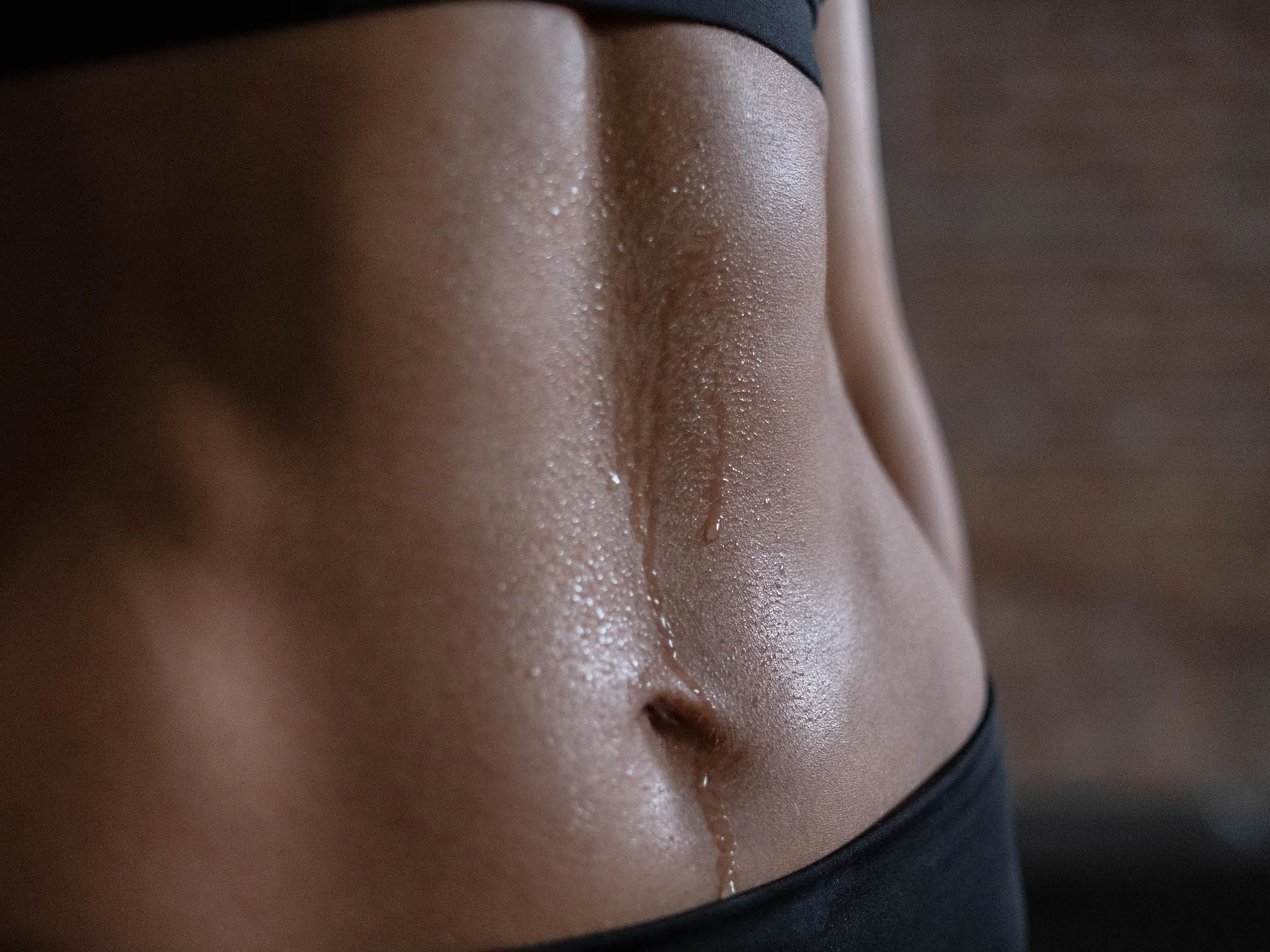 ¿Comes bien y haces ejercicio, pero no consigues perder la grasa abdominal? Una nutricionista explica por qué